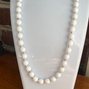 🇺🇸 3/$10 SALVintage acrylic White and Silver Beaded Necklace🇺🇸 3/$10 SALE -